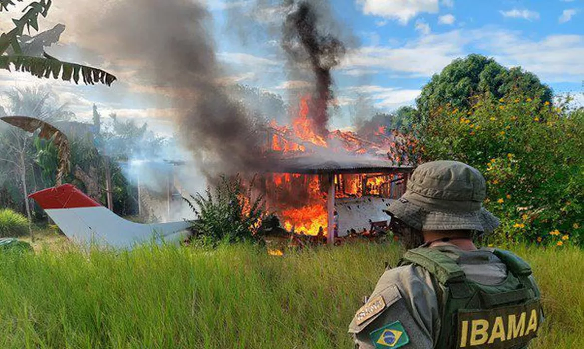 No momento, você está visualizando Operação do governo destrói avião e trator do garimpo em área yanomami