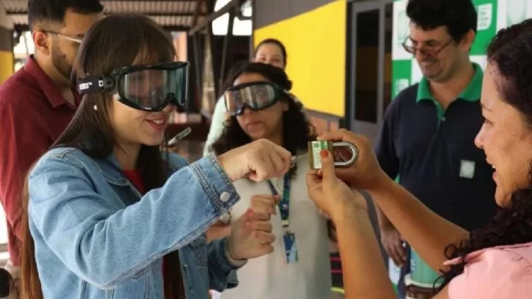 Ação educativa usa óculos simulador de embriaguez para conscientização de motoristas