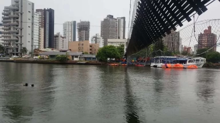 Vídeo mostra queda de ponte com foliões no Rio Grande do Sul; 5 pessoas estão desaparecidas