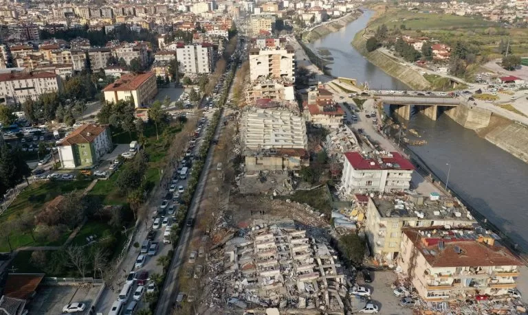 Novo tremor de magnitude 6.3 gera pânico na Turquia e na Síria