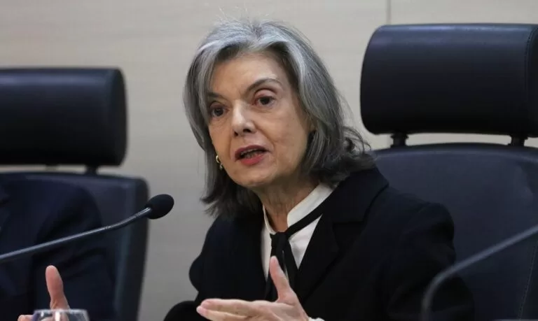 Cármen Lúcia envia processos de Bolsonaro para Justiça do DF