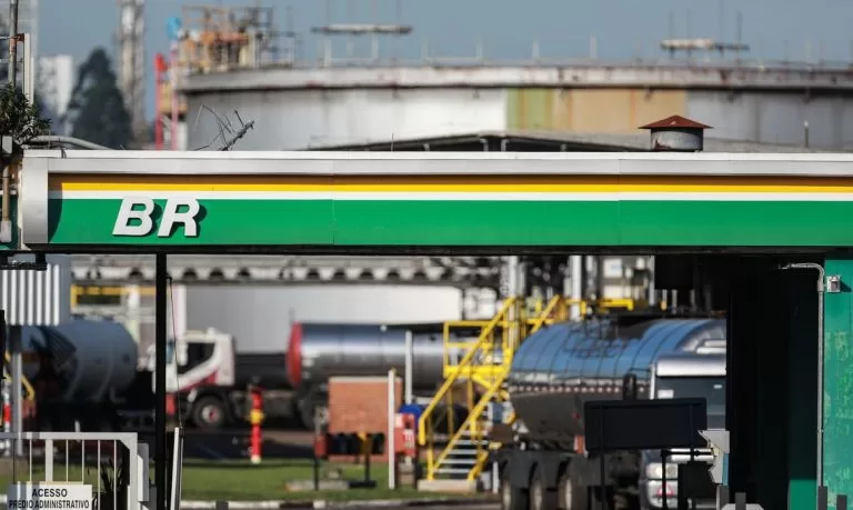 Petrobras reduz R$ 0,18 o preço do diesel para as distribuidoras