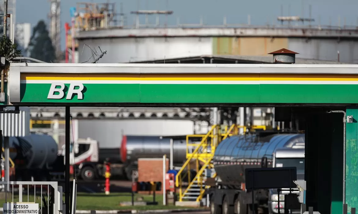 Você está visualizando atualmente Petrobras reduz R$ 0,18 o preço do diesel para as distribuidoras