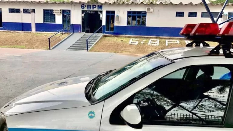 Em surto psicótico, homem é contido por policiais após invadir batalhão da PM