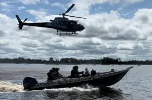 Leia mais sobre o artigo Com reforço de helicóptero, PMA prende caçadores e apreende petrechos ilegais na fronteira