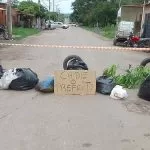 Moradores fecham rua, protestam contra inundações e cobram presença do “prefeito do povo”