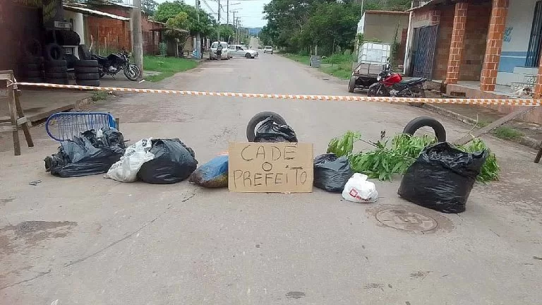 Moradores fecham rua, protestam contra inundações e cobram presença do “prefeito do povo”