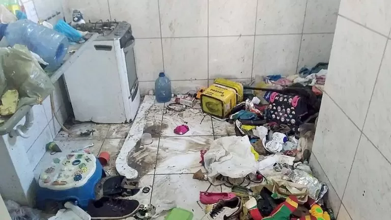 Seis crianças são resgatadas em apartamento insalubre e mãe é presa por maus-tratos