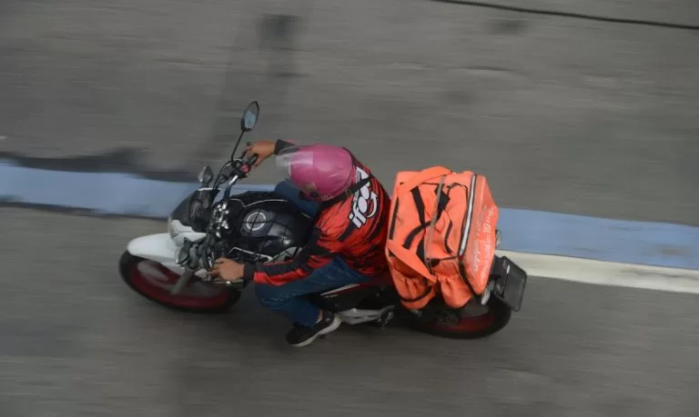 Trabalho por aplicativo deve ser regulamentado ainda este semestre, diz ministro