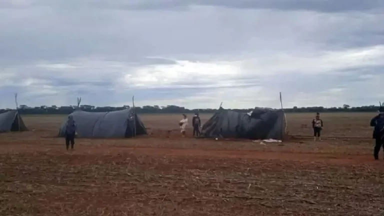 Sem ordem judicial, PM despeja indígenas de fazenda invadida em Rio Brilhante