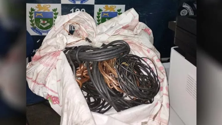 PM prende homem em flagrante por furto de fios de energia em imóvel da APAE