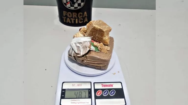 Força Tática prende homem com drogas após denúncia no Morro da Carlinda