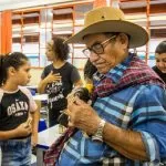 Estudantes de escolas públicas aprendem a arte da viola de cocho com mestre Sebastião