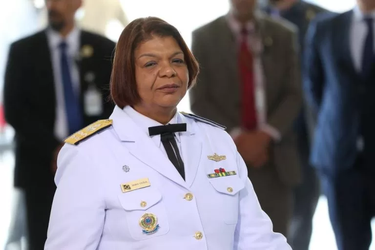 Marinha promove primeira mulher negra a almirante da história