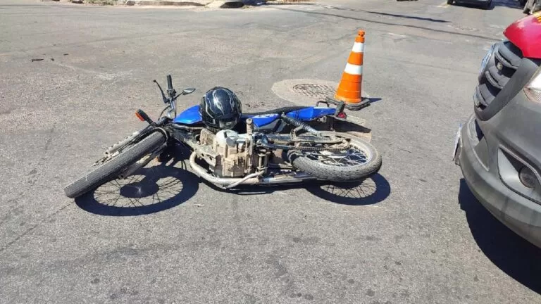 Acidente de trânsito entre carro e moto deixa homem ferido em Corumbá