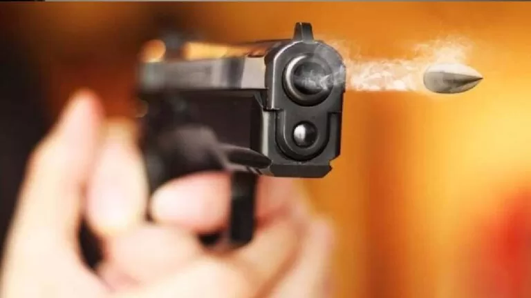 Mulher aciona polícia após “bala perdida” quase atingir crianças dentro de casa