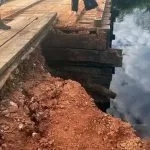 Ponte na Estrada Parque recebe reparo emergencial e tráfego segue normal