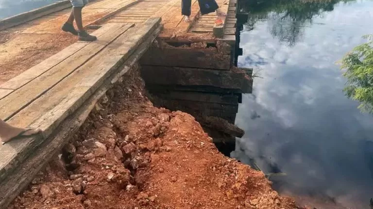 Ponte na Estrada Parque recebe reparo emergencial e tráfego segue normal