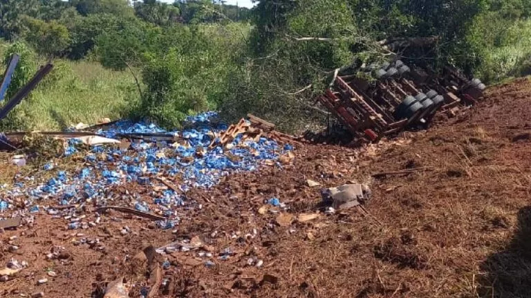 A caminho de Corumbá, carreta tomba em rodovia e espalha carga milionária de cerveja