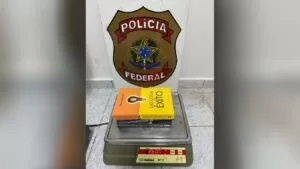 Leia mais sobre o artigo Homem é preso pela PF em Corumbá ao despachar livros com cocaína para Austrália
