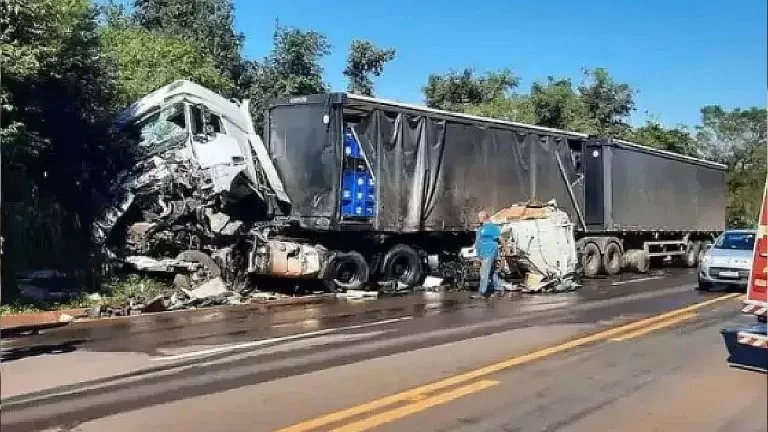 Acidente entre carretas deixa feridos na BR-262 em Mato Grosso do Sul