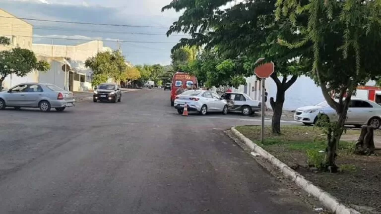 Acidente envolvendo ciclista e dois carros deixa uma pessoa ferida em Corumbá