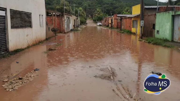 “Serviço de porco” dizem moradores novamente afetados pela chuva no Cravo Vermelho