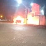 Incêndio causa perda total em veículo no centro de Corumbá