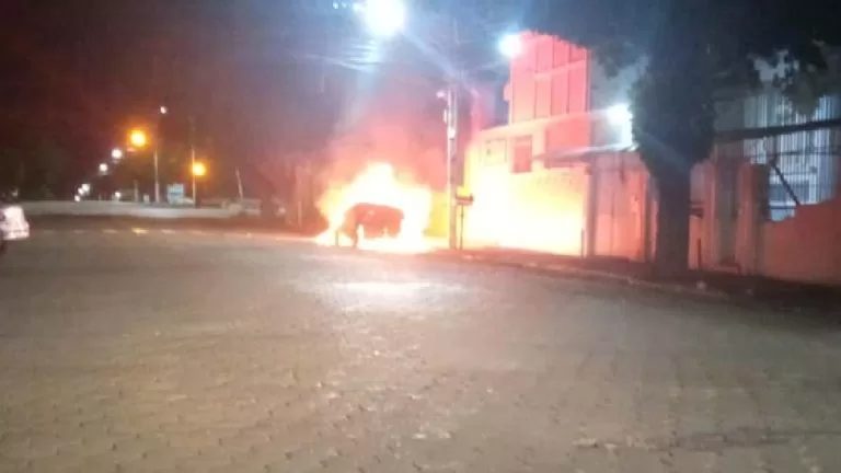 Incêndio causa perda total em veículo no centro de Corumbá