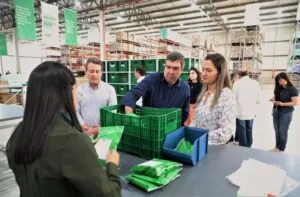 Leia mais sobre o artigo Governador visita centro de distribuição de medicamentos para programa estadual