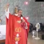 Padre viraliza ao cantar samba em missa no RJ; Veja o vídeo