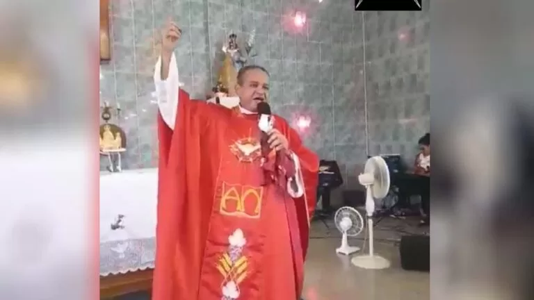 Padre viraliza ao cantar samba em missa no RJ; Veja o vídeo