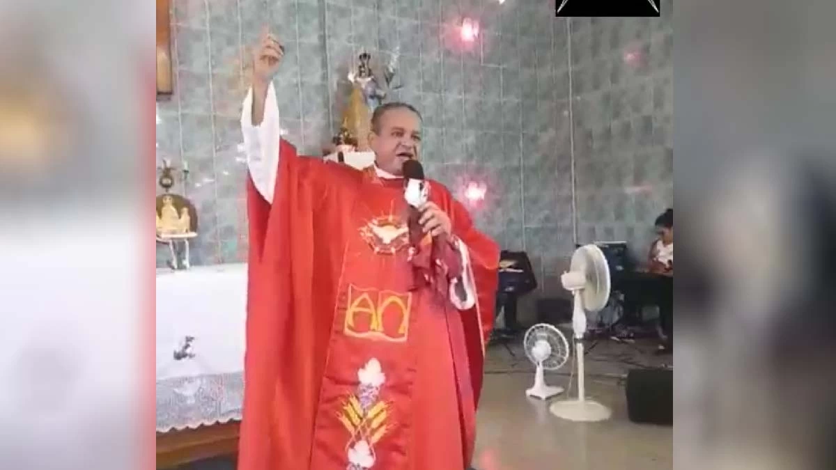 Leia mais sobre o artigo Padre viraliza ao cantar samba em missa no RJ; Veja o vídeo