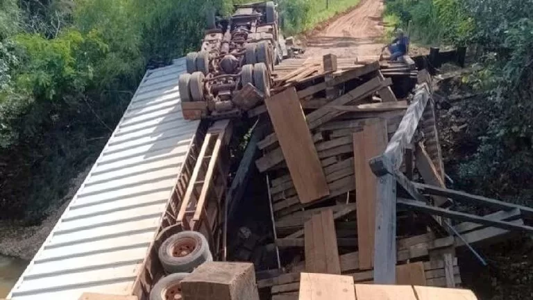 Ponte recém-inaugurada desaba com excesso de peso de carreta em MS