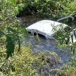 Duas pessoas ficam feridas após carro capotar e cair em área alagada da BR-262