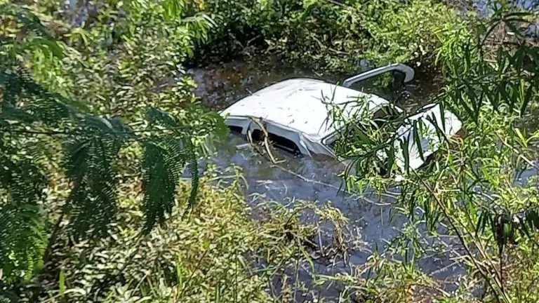 Duas pessoas ficam feridas após carro capotar e cair em área alagada da BR-262