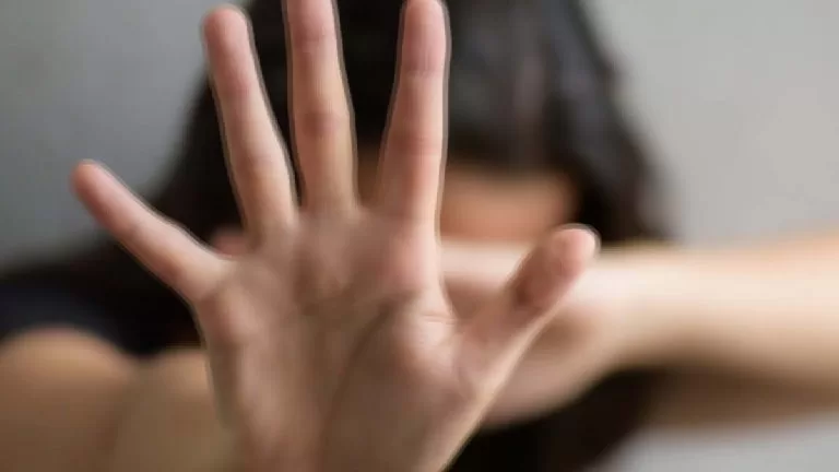 Mulher de 25 anos acusa companheiro de jogá-la de carro em movimento no bairro Guaicurus, em Corumbá.