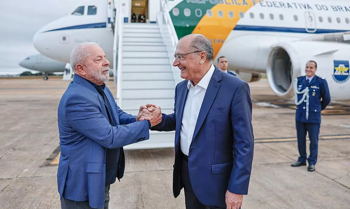 Você está visualizando atualmente Lula embarca para China e Alckmin assume Presidência