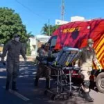 Homem fica ferido em colisão entre carro e moto no Universitário