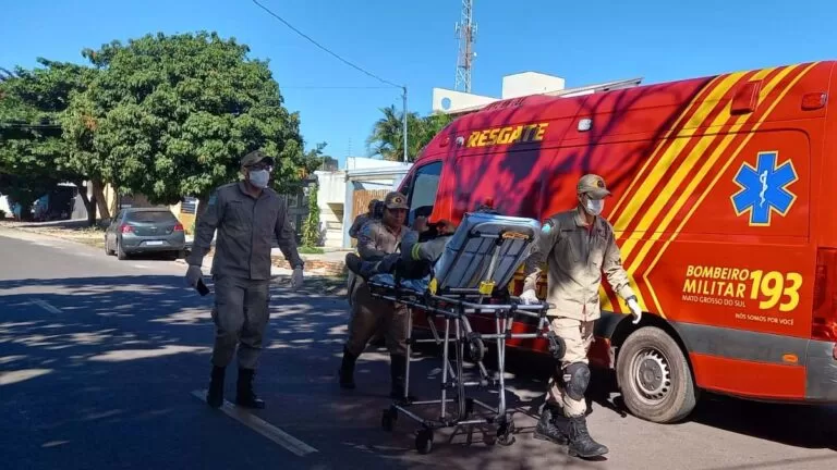 Homem fica ferido em colisão entre carro e moto no Universitário