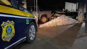 Leia mais sobre o artigo Carro com família é flagrado transportando 154 Kg de cocaína na BR-262