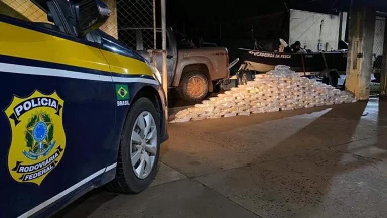 Carro com família é flagrado transportando 154 Kg de cocaína na BR-262