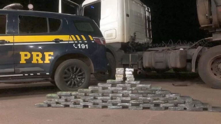 PRF apreende 61 Kg de cocaína em caminhão carregado com minério de ferro