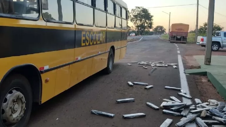 PRF apreende quase 3 toneladas de maconha em ônibus escolar em Paranaíba