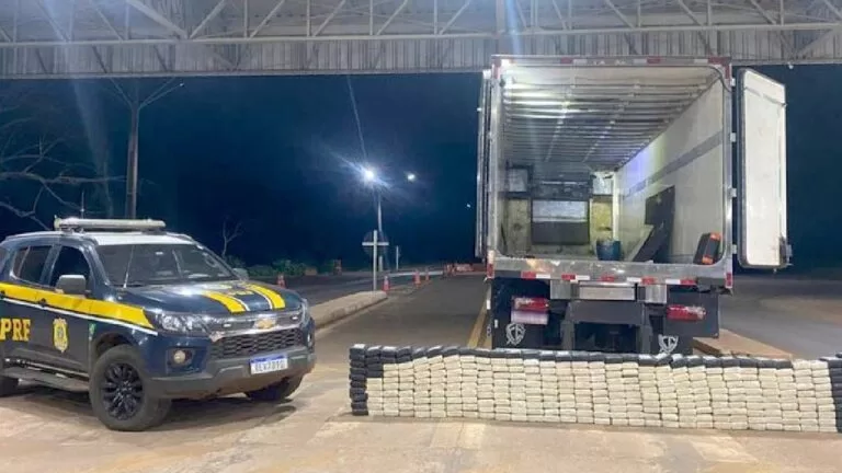PRF apreende 330 Kg de cocaína em caminhão frigorífico em Terenos