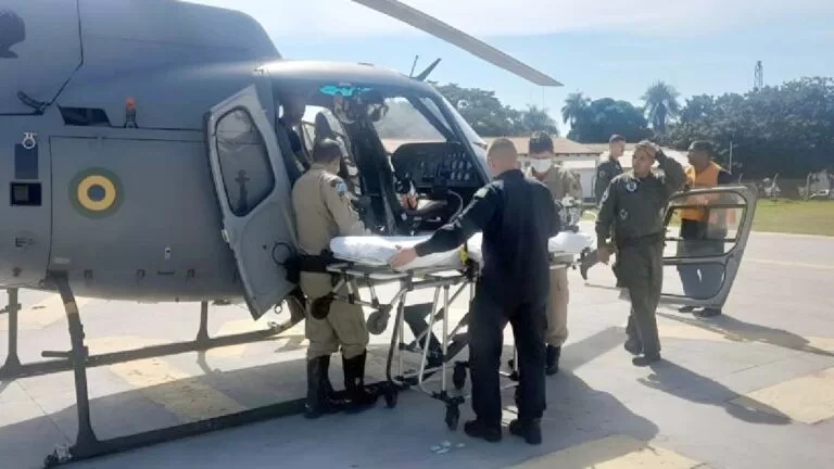 Marinha e Bombeiros realizam resgate de idosa em aldeia da etnia Guatós em Corumbá