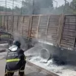 Carreta com carga de tintas pega fogo na BR-262 em Corumbá