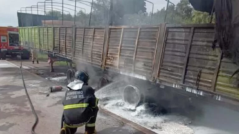 Carreta com carga de tintas pega fogo na BR-262 em Corumbá