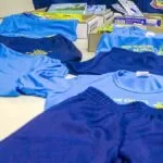 Com três meses de atraso prefeitura conclui entrega de uniformes e kit escolar