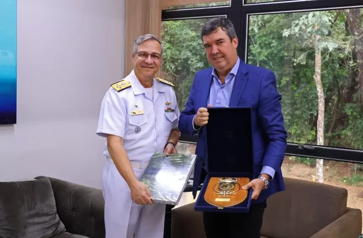 Você está visualizando atualmente Chefe do Estado-Maior da Armada da Marinha visita o Governador Eduardo Riedel